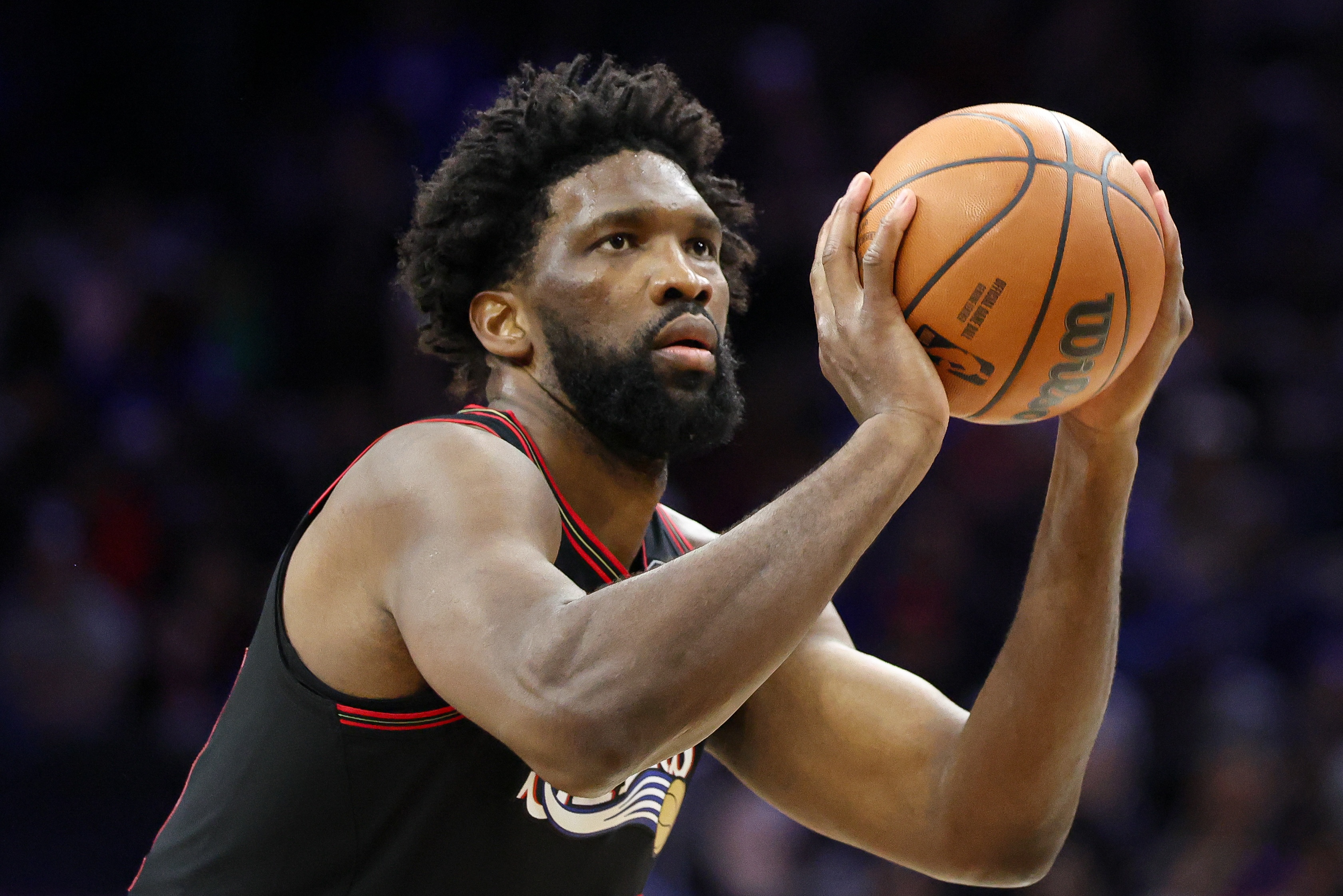 九游体育赛事-刚猛！恩比德接球起飞 无视防守半转身单臂暴力灌筐