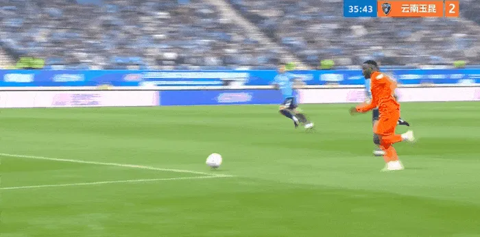 足球社区-梅开二度！约尼查助攻，奥斯卡推远角破门，玉昆3-0英博